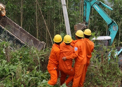 Quảng Nam: Khắc phục sự cố lốc xoáy gây mất điện 9 xã vùng cao