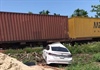 Quảng Nam: Tàu hỏa chở hàng tông văng ô tô, 3 người bị thương nặng