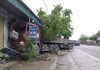 Xe tải mất lái đâm vào nhà người dân trên quốc lộ 1A