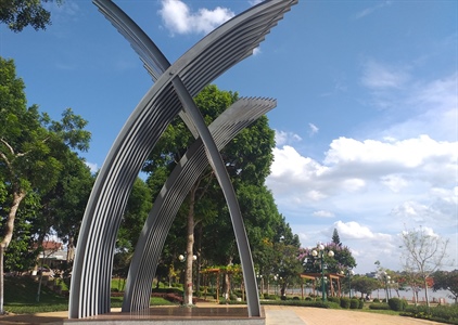 Xây dựng biểu tượng, tượng đài ở Đắk Nông: Nơi “tháo dỡ”, chỗ làm 6 năm...