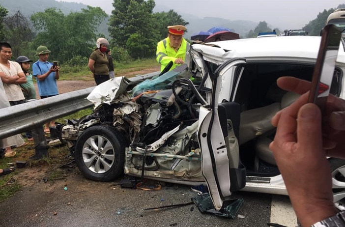 Tai nạn trên cao tốc Nội Bài-Lào Cai, hai người bị thương