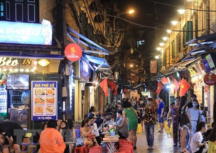 Hà Nội quy định người bán thức ăn đường phố phải đeo khẩu trang
