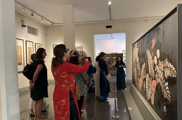 Phu nhân các Đại sứ trải nghiệm highlight tour "Tranh sơn mài Việt Nam"