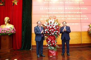 Thủ tướng dự Lễ trao Huy hiệu 40 năm tuổi Đảng tặng Bộ trưởng Bộ VHTTDL Nguyễn Văn Hùng