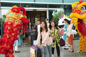 Đón những du khách đầu tiên trên chuyến bay từ Lào đến Đà Nẵng