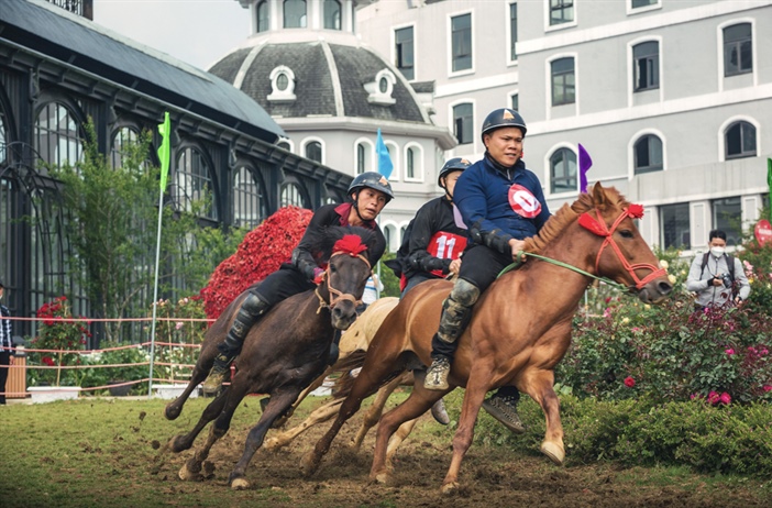 Du khách đội mưa xem đua ngựa ở Sun World Fansipan Legend