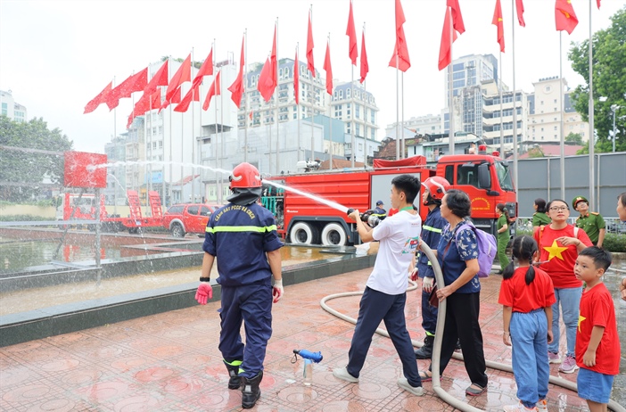 Học sinh Hà Nội trải nghiệm kỹ năng chữa cháy, thoát nạn