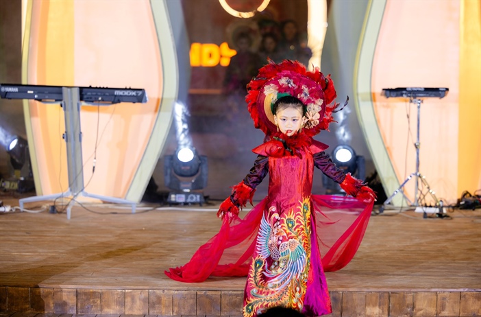 Á quân siêu mẫu nhí diễn Firstface tại sự kiện giao lưu văn hoá Trung -...