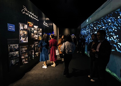 Gần 3.000 người tham quan triển lãm đa phương tiện “Dòng chảy Hà Nội”