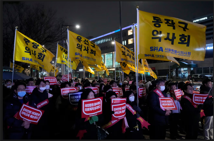 Hàn Quốc nâng mức cảnh báo y tế nghiêm trọng do hàng nghìn bác sĩ đình công