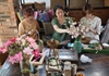 Cô gái trẻ truyền nghề làm hoa giấy cho người khuyết tật