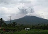 Indonesia: Núi lửa Ibu phun trào tạo ra cột tro bụi cao tới 2.500m
