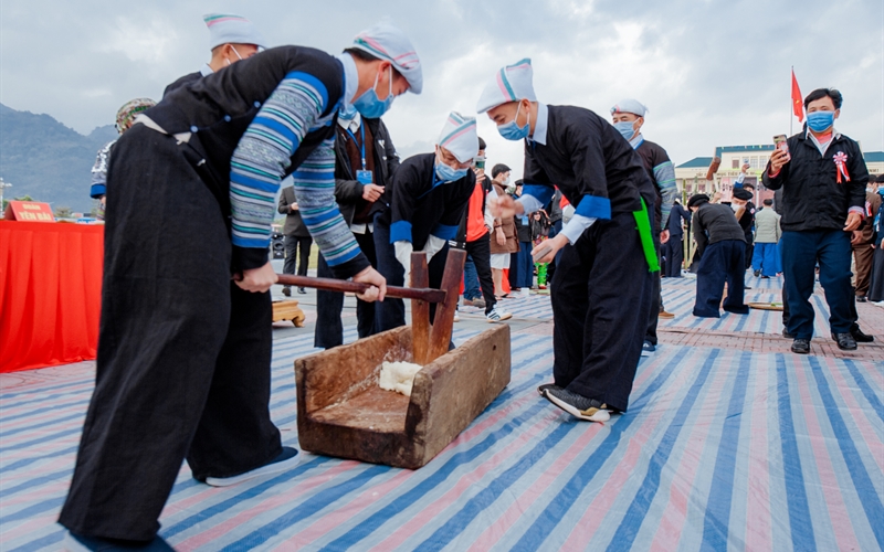 Rộn ràng hội thi giã bánh giầy của đồng bào dân tộc Mông